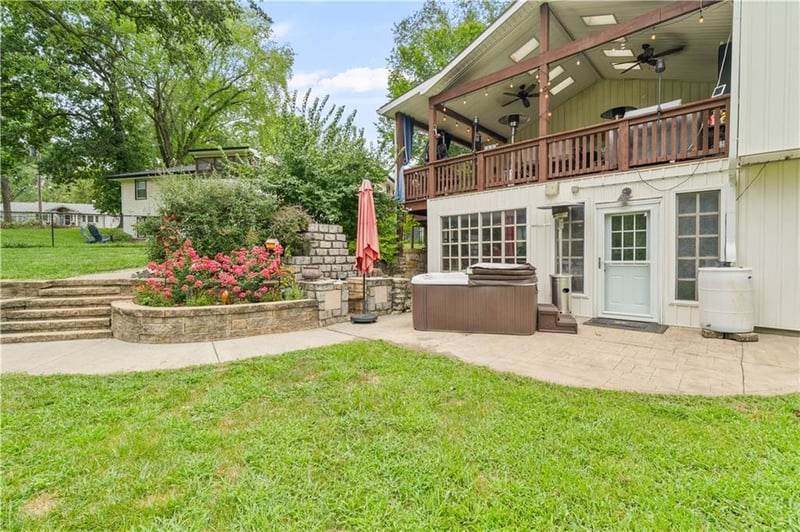 7623 52nd St, Overland Park, KS 66202