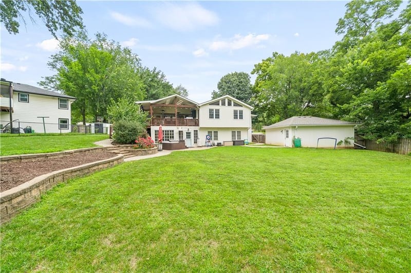 7623 52nd St, Overland Park, KS 66202