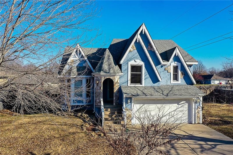 2407 S Harding St, Oak Grove, MO 64075