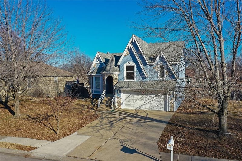 2407 S Harding St, Oak Grove, MO 64075