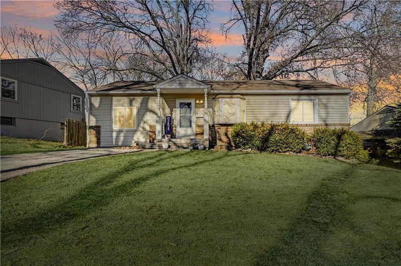 2208 56th Ter, Gladstone, MO 64118