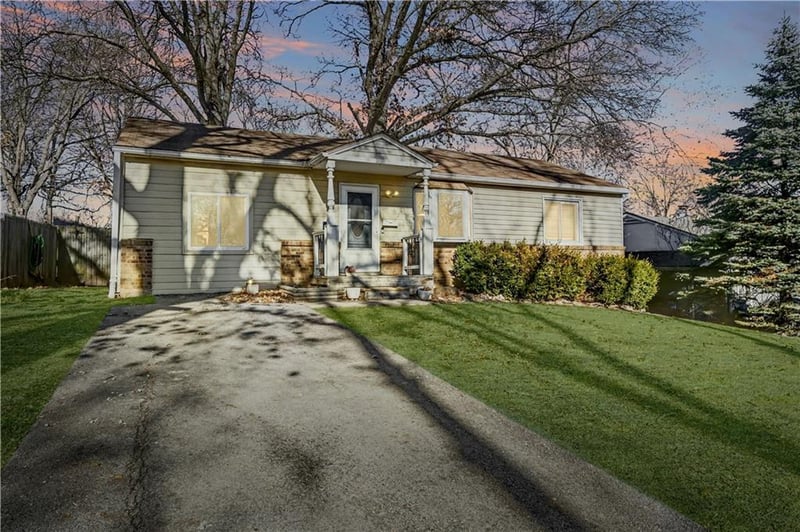 2208 56th Ter, Gladstone, MO 64118