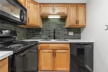 1726 97th St, Kansas City, MO 64131