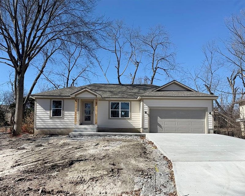 626 Village Dr, Lee's Summit, MO 64063