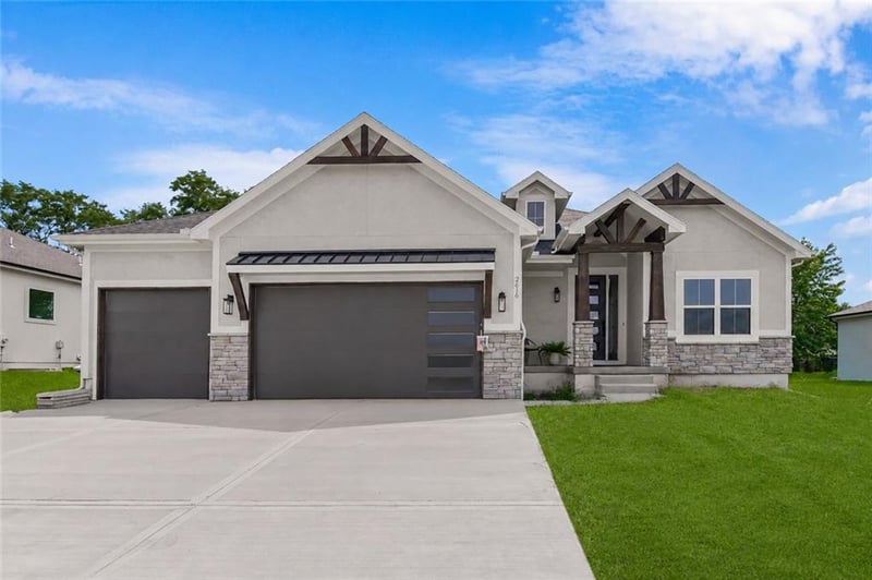 2616 NE Woodland Oak Dr, Lee's Summit, MO 64086