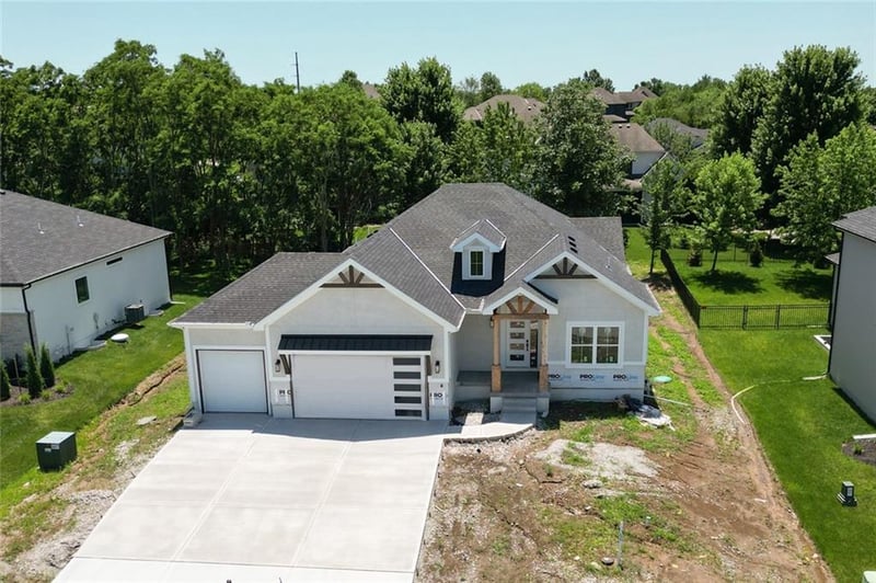 2616 Woodland Oak Dr, Lee's Summit, MO 64086