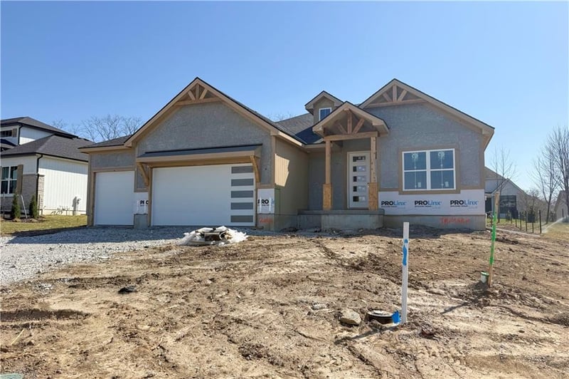 2616 Woodland Oak Dr, Lee's Summit, MO 64086