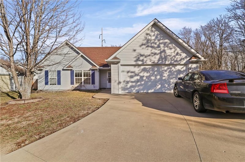 1007 Blue Branch Dr, Grain Valley, MO 64029
