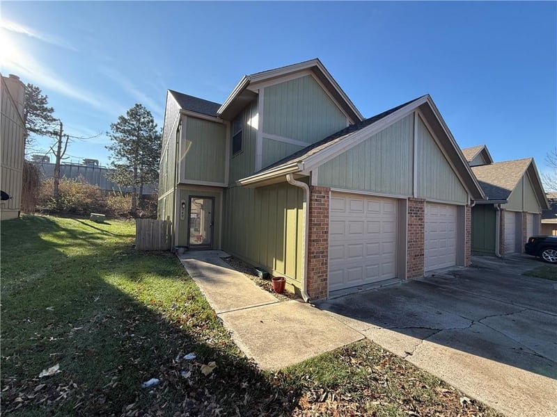 249 Pinetree Ln, Lee's Summit, MO 64063