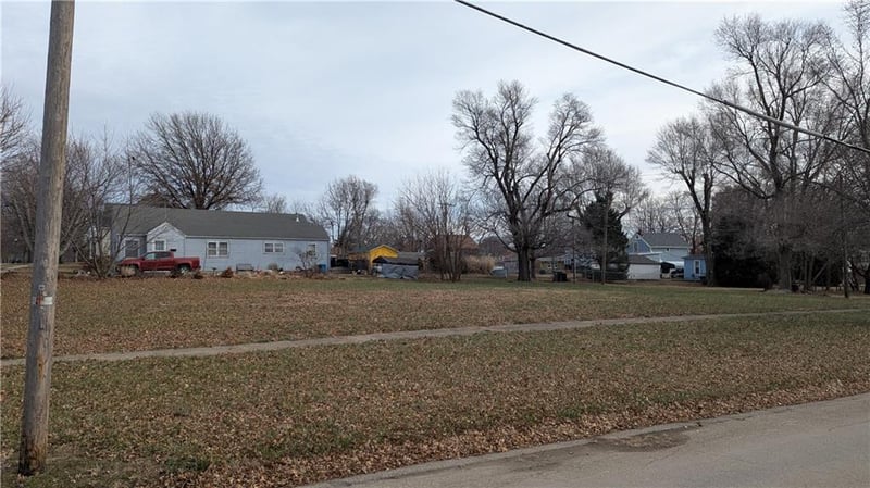 815 Shawnee St, Hiawatha, KS 66434