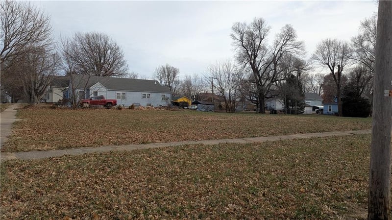 815 Shawnee St, Hiawatha, KS 66434