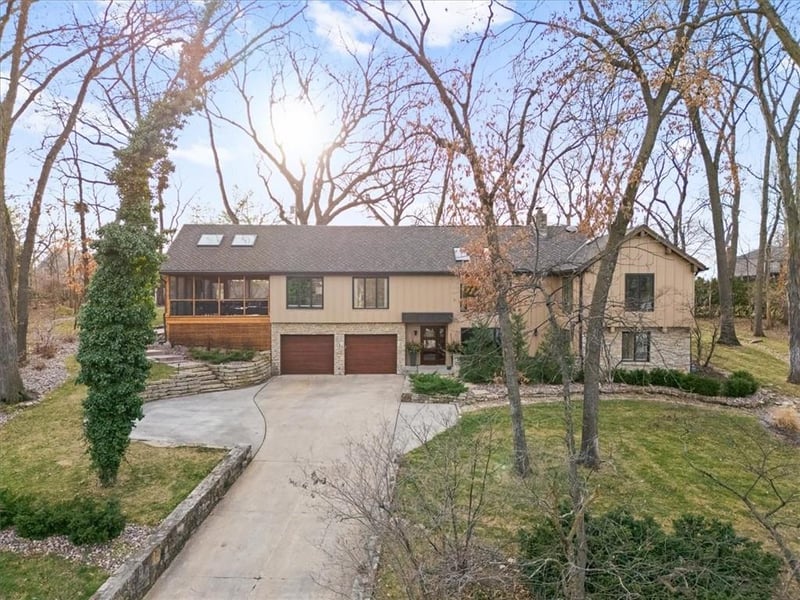 450 Hillcrest St E, Lake Quivira, KS 66217