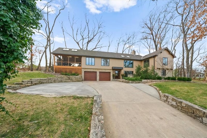 450 Hillcrest St E, Lake Quivira, KS 66217