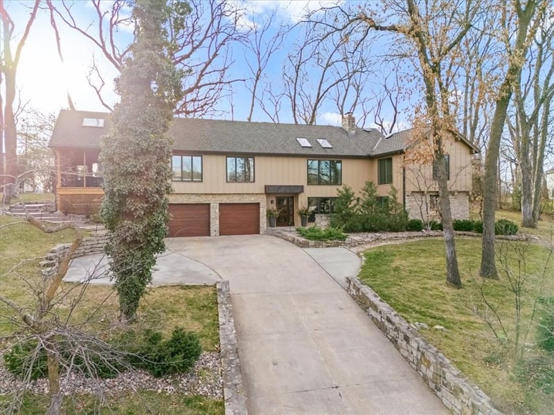 450 Hillcrest St E, Lake Quivira, KS 66217
