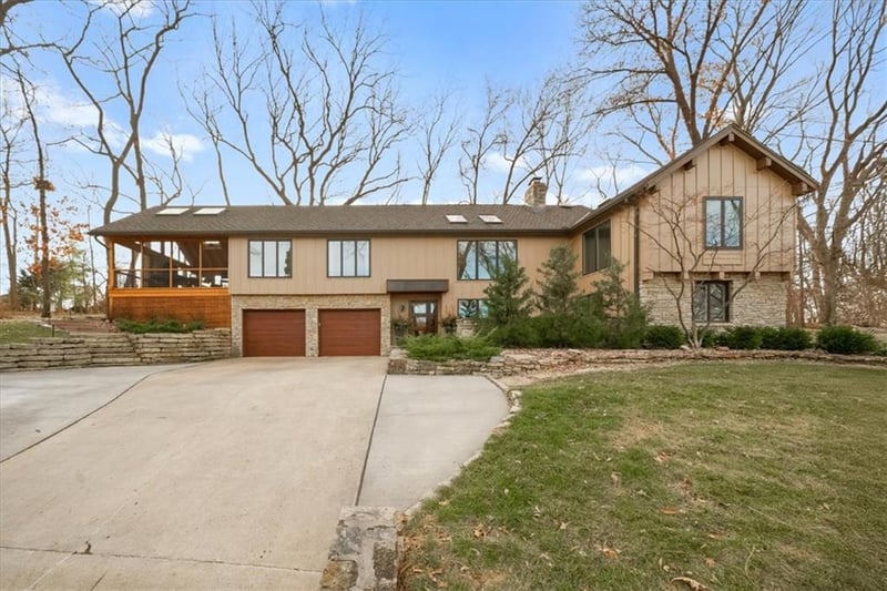 450 Hillcrest St E, Lake Quivira, KS 66217