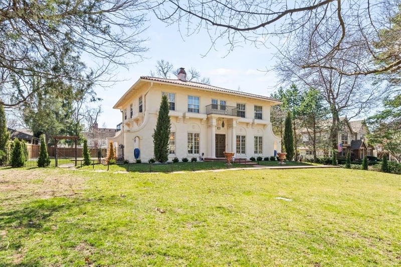 1205 60th Ter, Kansas City, MO 64113