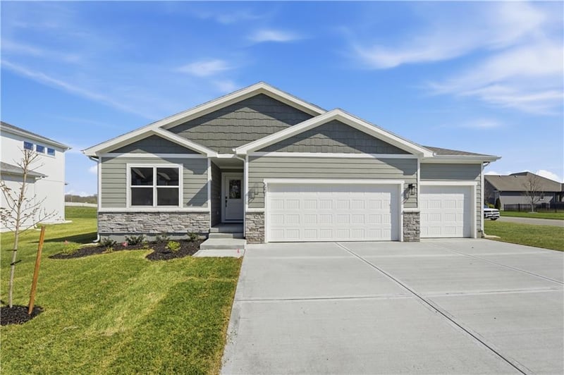 501 Newport Dr, Blue Springs, MO 64014