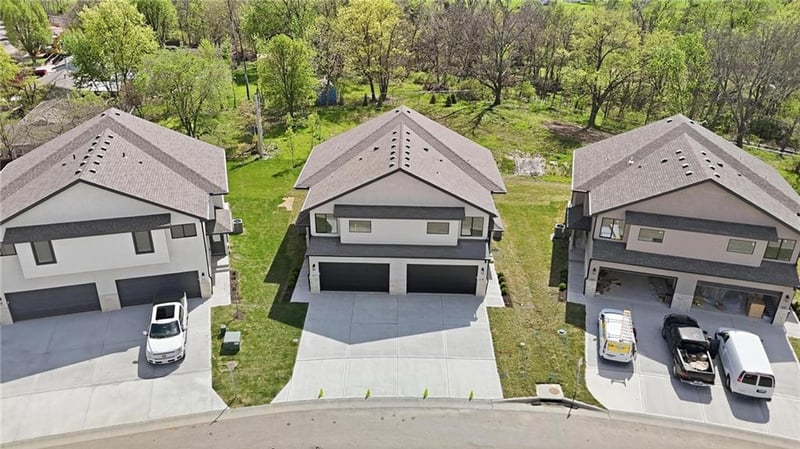 211 Orchard Ct, Lee's Summit, MO 64063