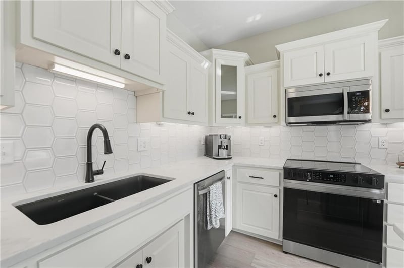211 Orchard Ct, Lee's Summit, MO 64063