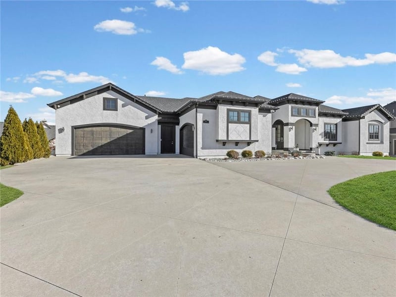 8605 NE Shoal Creek Pw, Kansas City, MO 64157