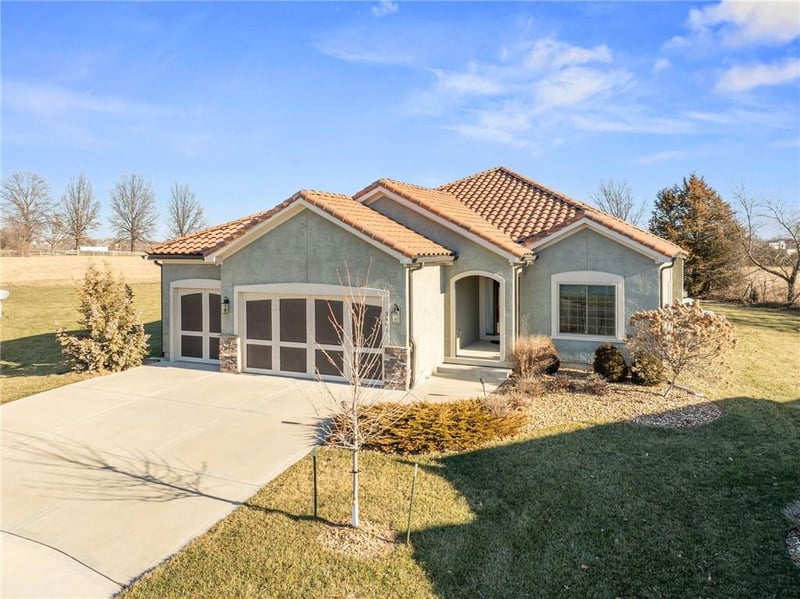 3901 Odell Dr, Lee's Summit, MO 64082