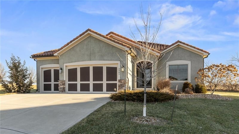 3901 Odell Dr, Lee's Summit, MO 64082