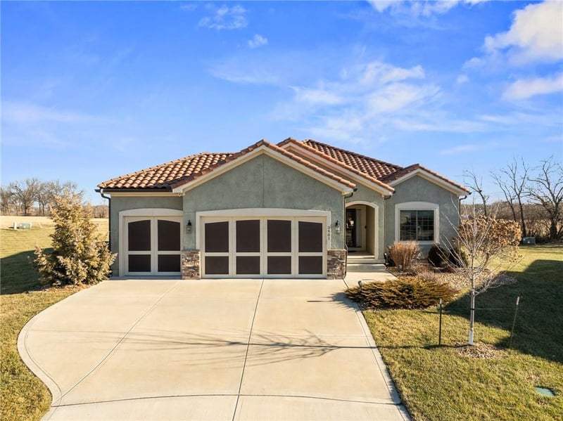 3901 Odell Dr, Lee's Summit, MO 64082