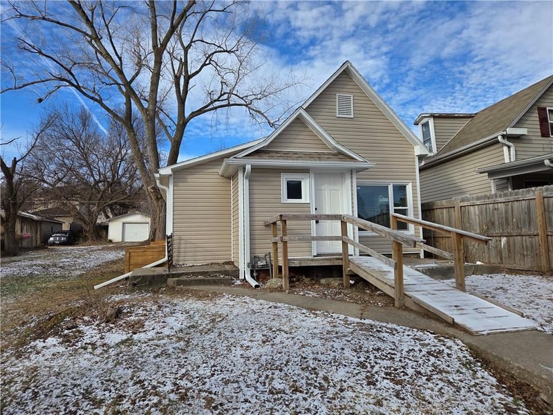 3118 11th St, St Joseph, MO 64505