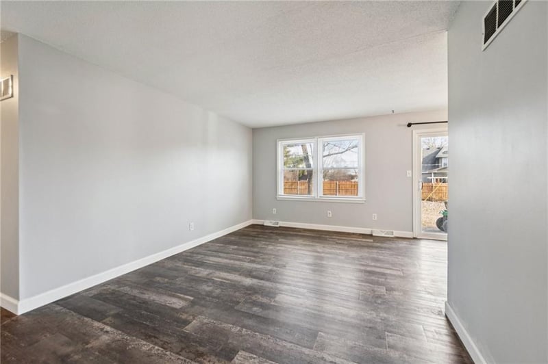 101 Brentwood Dr, Lee's Summit, MO 64063