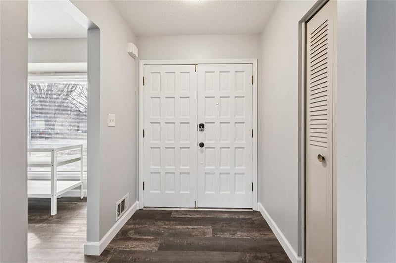 101 Brentwood Dr, Lee's Summit, MO 64063