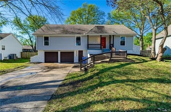 708 Montgomery Ave, Lee's Summit, MO 64081