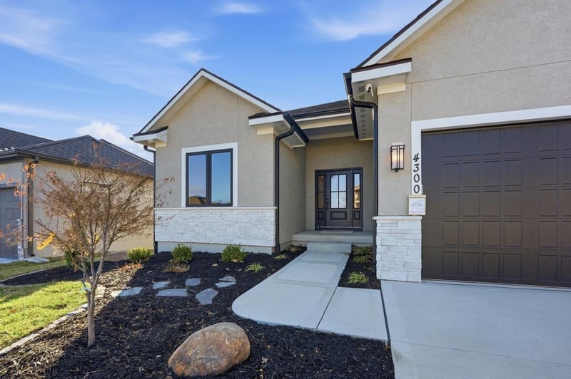 4300 NE Hideaway Dr, Lee's Summit, MO 64064