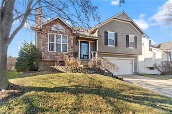 16372 Sunset St, Olathe, KS 66062