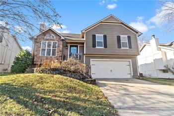 16372 Sunset St, Olathe, KS 66062