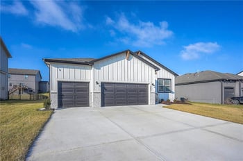 3212 Arboridge Dr, Lee's Summit, MO 64082