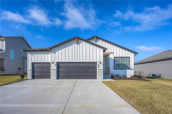 3212 Arboridge Dr, Lee's Summit, MO 64082