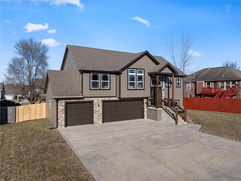 916 Hickory Dr, Tonganoxie, KS 66086