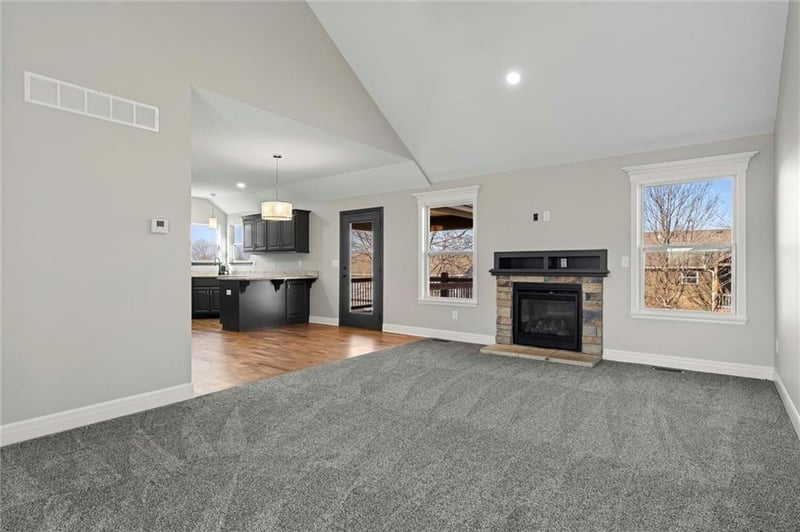 916 Hickory Dr, Tonganoxie, KS 66086