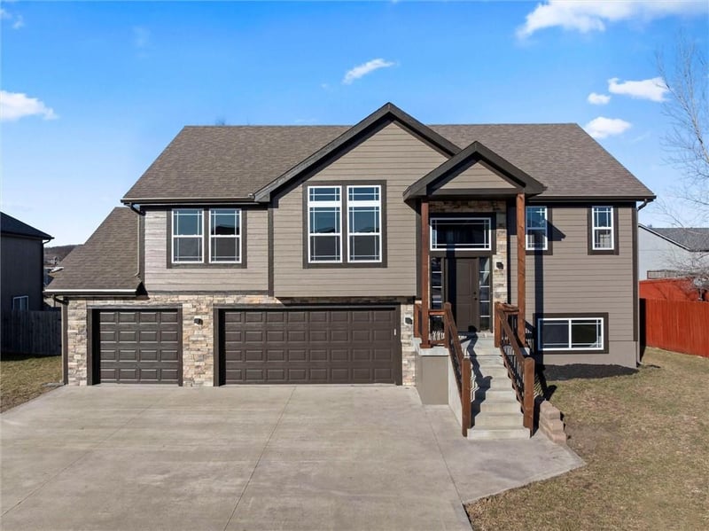 916 Hickory Dr, Tonganoxie, KS 66086