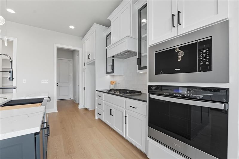 2127 Killarney Ln, Lee's Summit, MO 64081