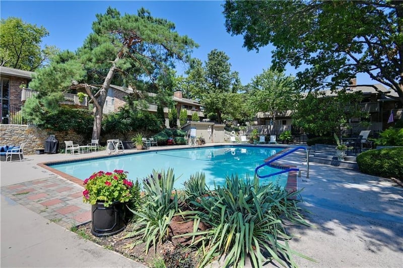 8718 Metcalf Ave #102, Overland Park, KS 66212