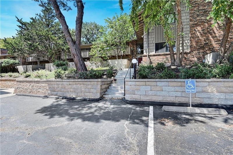 8718 Metcalf Ave #102, Overland Park, KS 66212