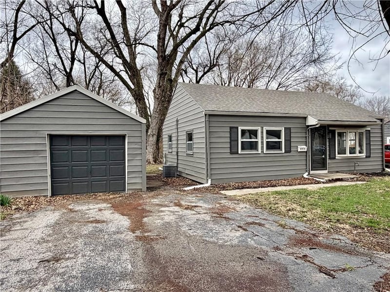 8416 Greenwood Rd, Raytown, MO 64138