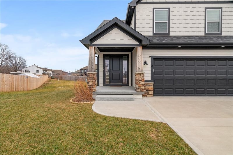949 Cottonwood Ct, Tonganoxie, KS 66086