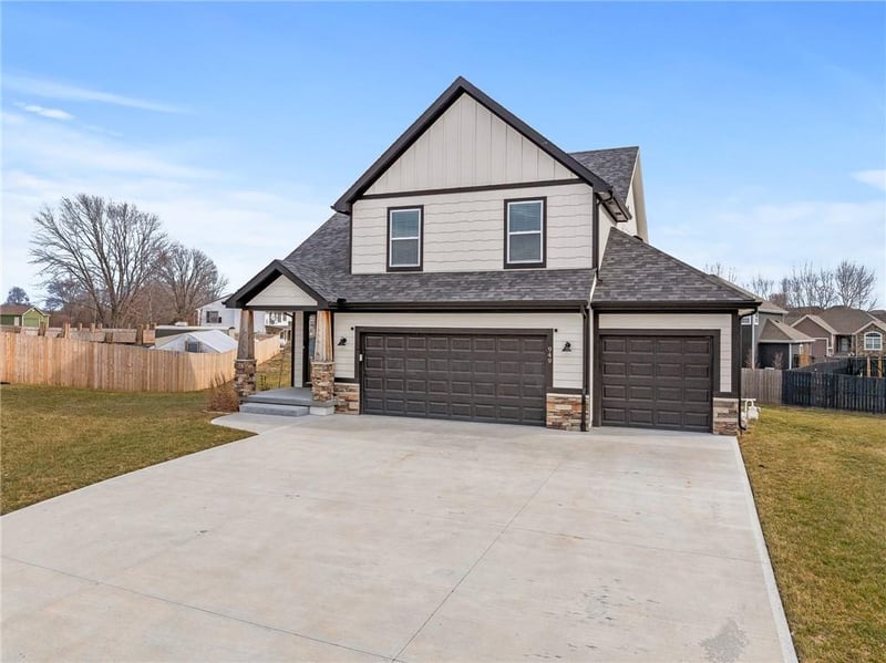 949 Cottonwood Ct, Tonganoxie, KS 66086
