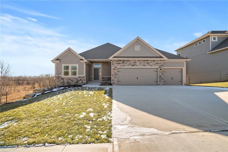 7015 NE 103rd St, Kansas City, MO 64156