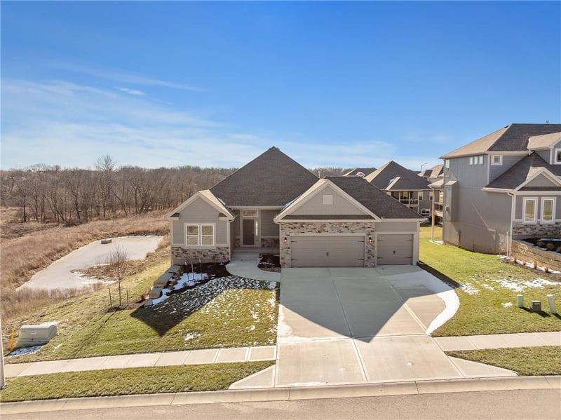 7015 NE 103rd St, Kansas City, MO 64156