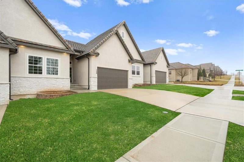 720 Lone Hill Dr #B, Lee's Summit, MO 64064
