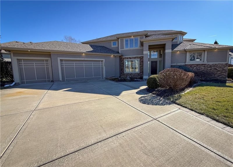 1427 Young Cir, Raymore, MO 64083