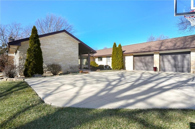 1800 Pine Ridge Dr, Leavenworth, KS 66048